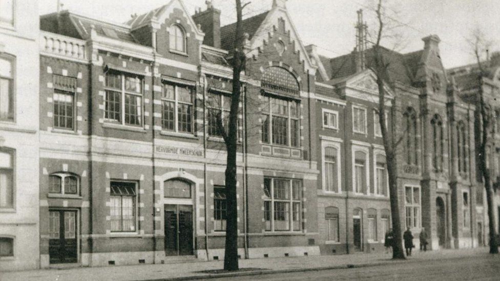 The Kweekschool (left) and the Creche (right of the building with the white window frames) in 1925.