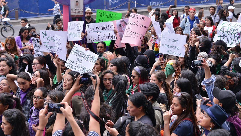 Fury fuels historic women's strike in Mexico - BBC News