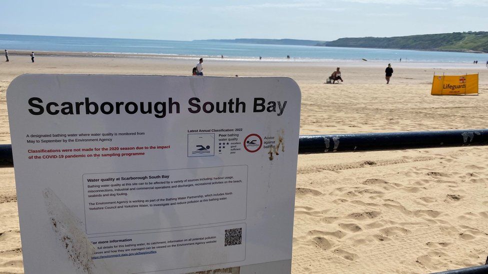 Schild, das vor schlechter Wasserqualität an der South Bay warnt