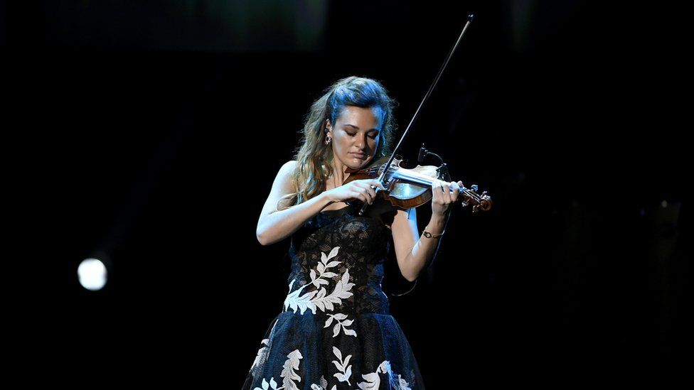 Violinist Nicola Benedetti wins best solo award at Grammys - BBC News