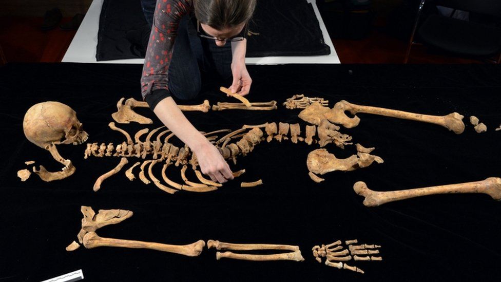 На фото доктор Джо Эпплби, преподаватель биоархеологии человека в Университете Лестера, работает над останками короля Ричарда III