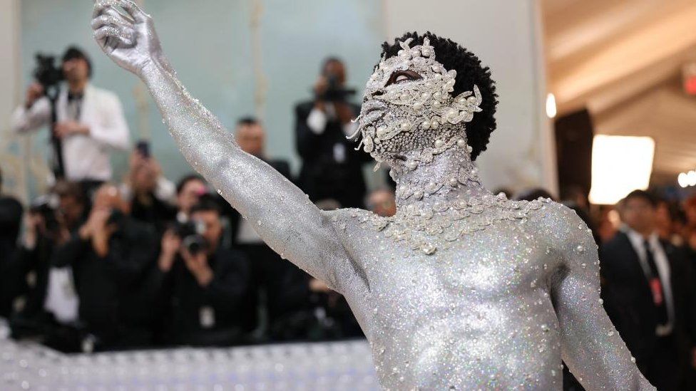 Met Gala 2023: Serena Williams, Burna Boy, Doja Cat, Lil Nas, Tems and oda  looks wey turn heads and pay tributes to Karl Lagerfeld - BBC News Pidgin