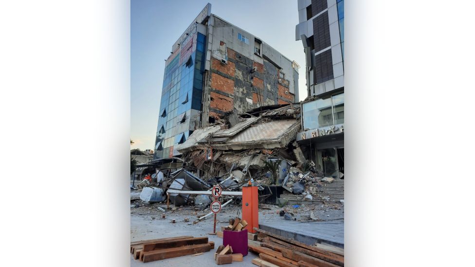 Edificios derrumbados en Antakya