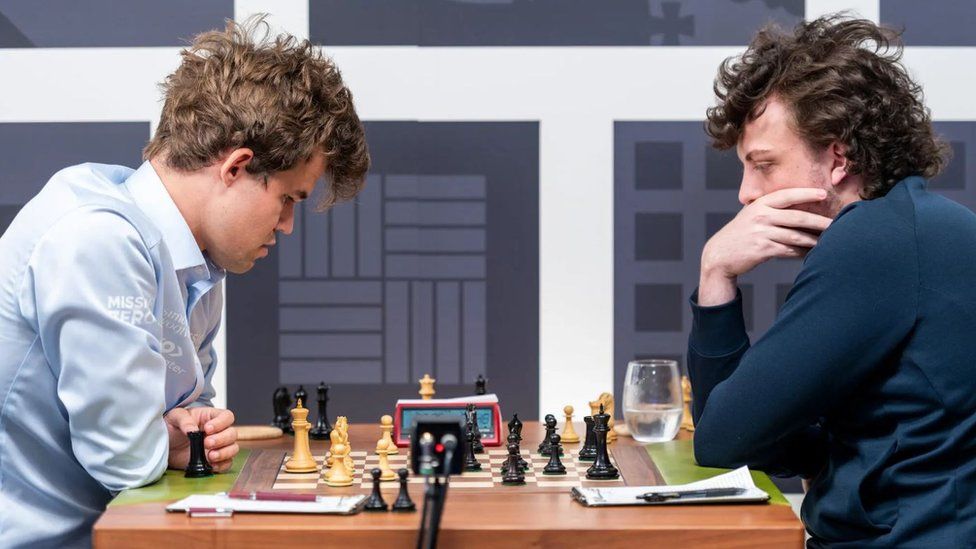 Magnus Carlsen (left) and Hans Niemann