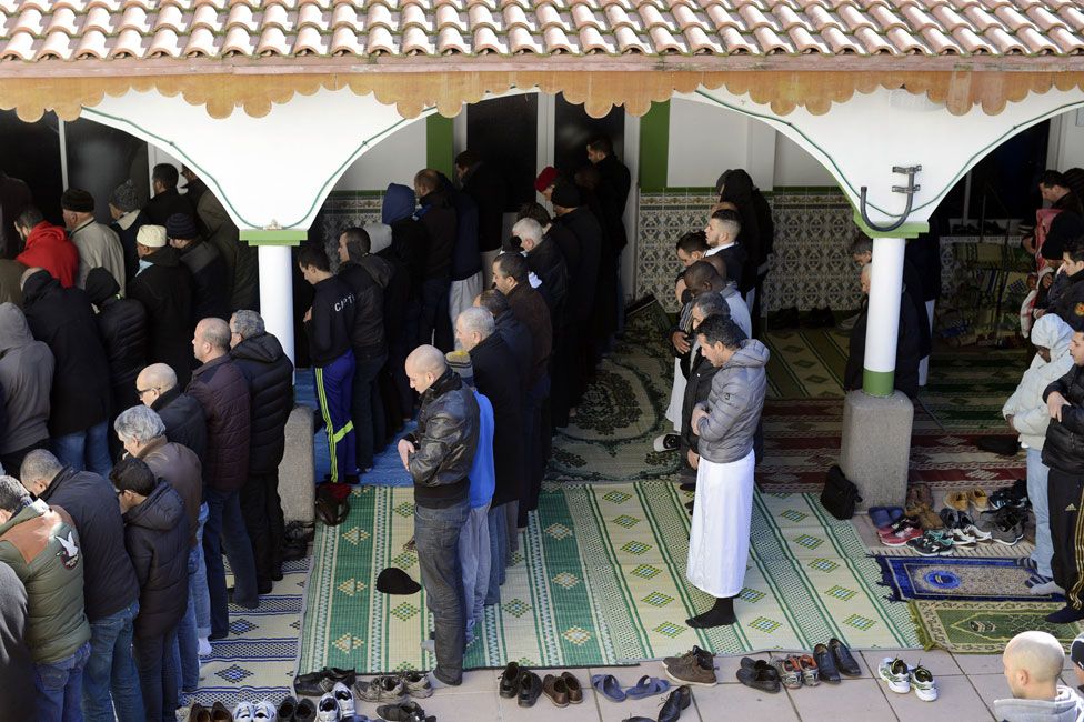 Worshippers at the En Nasr mosque in La Capelette neighbourhood of Marseille (January 2015)