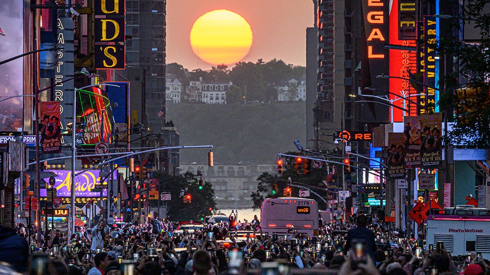 Manhattanhenge New Yorkers gather for city spectacle BBC News