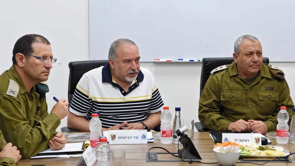 Israeli Defence Minister Avigdor Lieberman (C) meets senior security officials in southern Israel (13 August 2018)