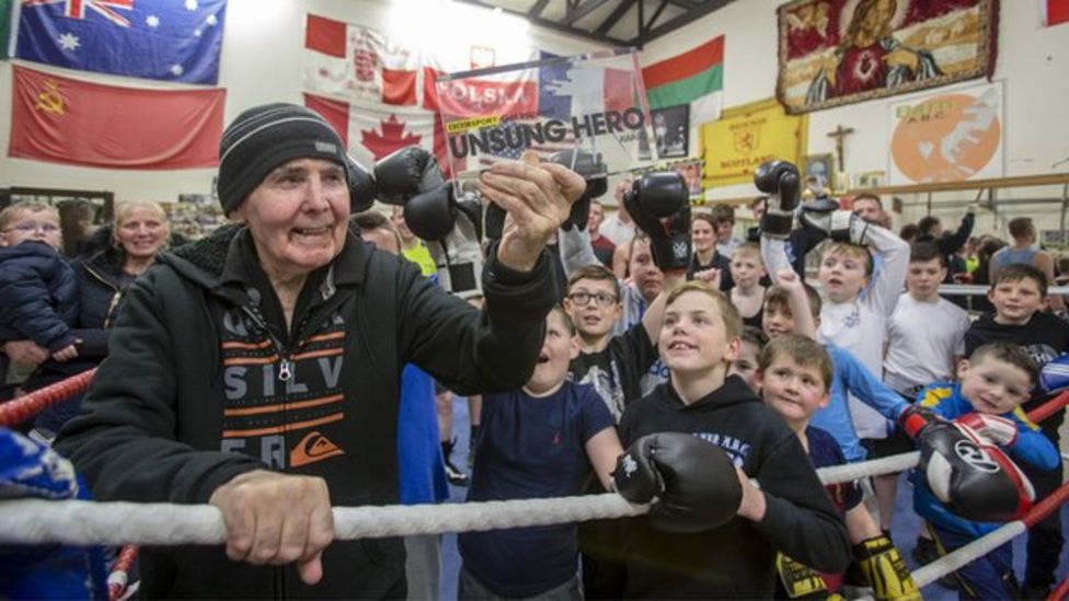 Unsung Hero: Barn boxing coach Rab Bannan wins Scottish title - BBC Sport