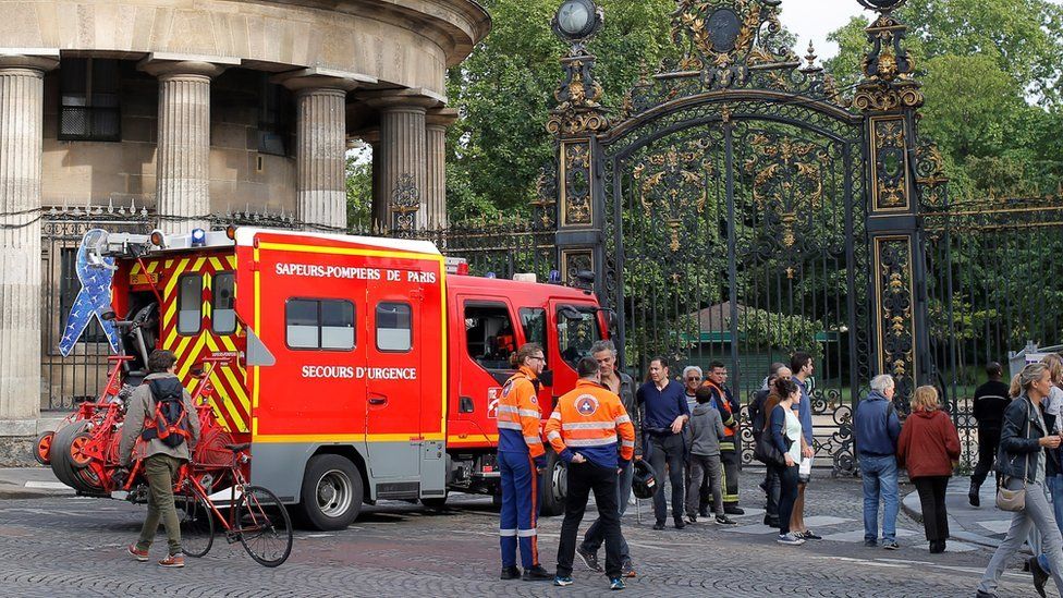 Firefighters at the entrance of the Parc Monceau, Paris (28 May)