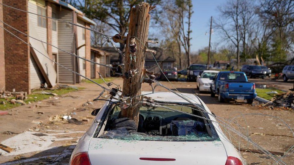 Quang cảnh một chiếc xe bị cột điện thoại đâm xuyên qua do hậu quả của một cơn lốc xoáy, sau khi một hệ thống bão quái vật xé toạc miền Nam và Trung Tây vào thứ Sáu, tại Wynne, Arkansas, Hoa Kỳ ngày 1 tháng 4