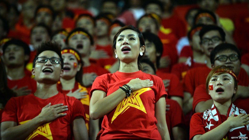 Vietnamese people singing the national anthem
