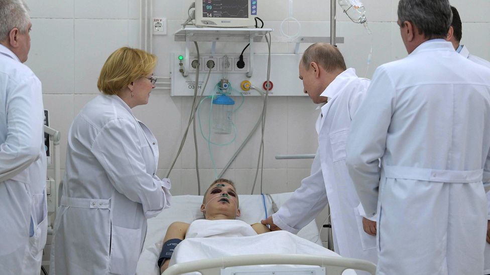 President Putin with a survivor in Kemerovo hospital, 27 Mar 18