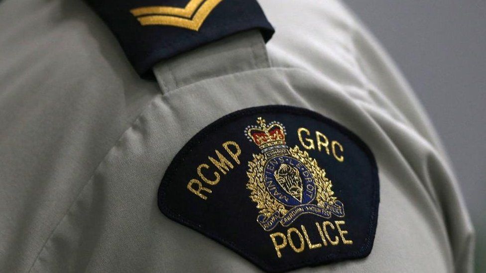An RCMP logo on an officers shoulder