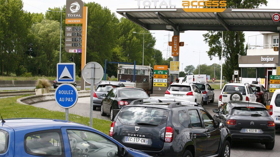 Queue at petrol station in Le Havre, north-western France, 25 May 2016