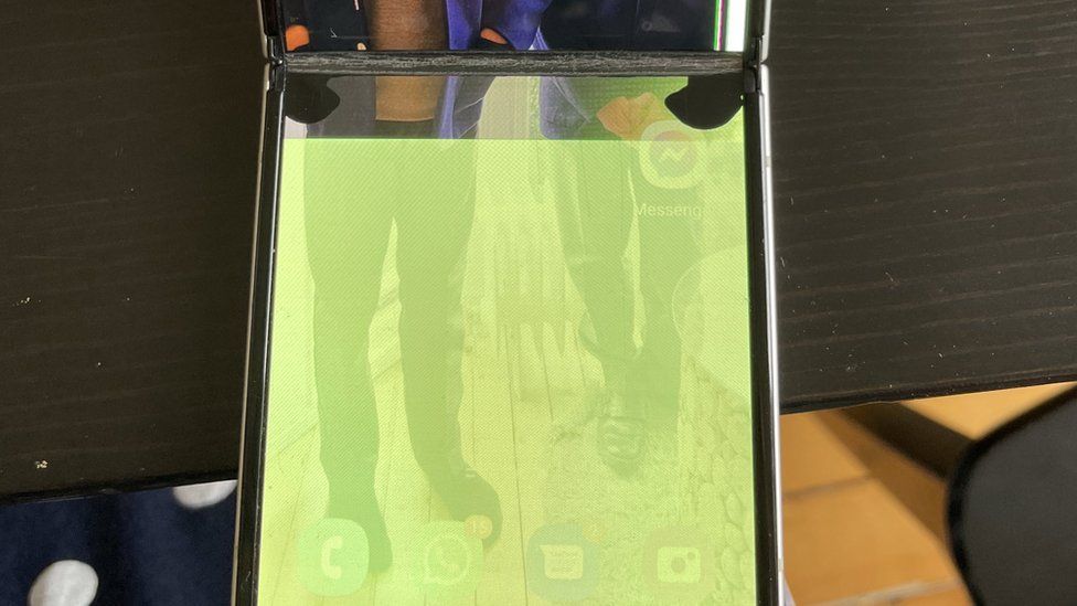 Изображение экрана телефона Зои, нижняя половина которого становится зеленой