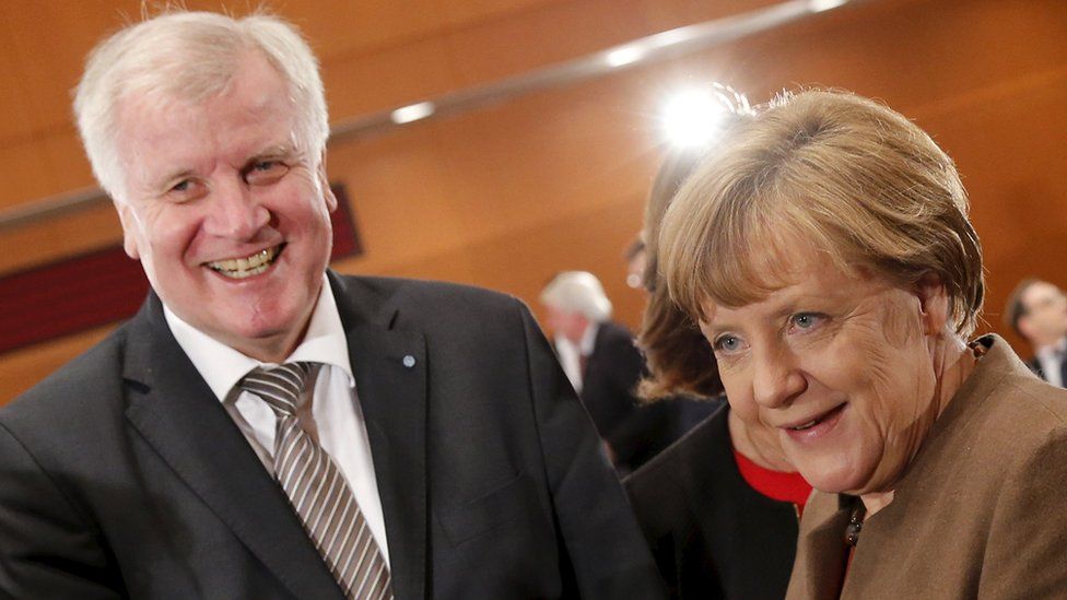 Chancellor Angela Merkel (R) and Bavarian State Premier Horst Seehofer attend a meeting in Berlin (28 Jan)