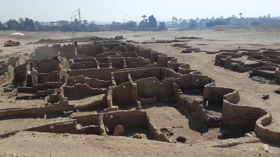 A wide shot of an ancient city foυnd near Lυxor in Egypt