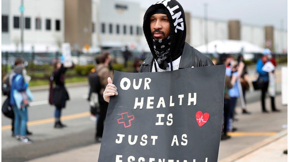 Бывший сотрудник Amazon Кристиан Смоллс стоит с другими демонстрантами во время акции протеста у склада Amazon, поскольку вспышка коронавирусной болезни (COVID-19) продолжается в районе Статен-Айленд в Нью-Йорке, США, 1 мая 2020 г.