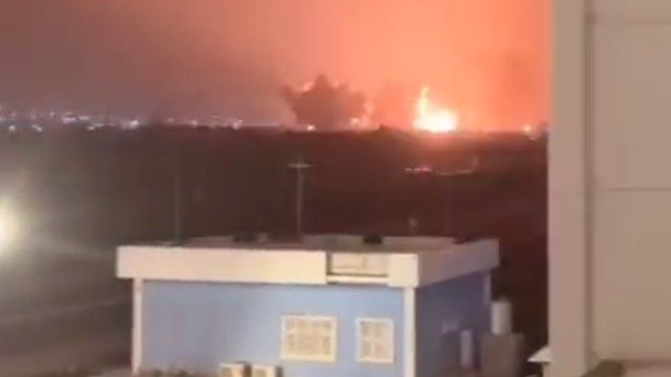 Видео, размещенное в Интернете, якобы показывает ракеты, поражающие город Эрбиль на севере Ирака 13 марта 2022 года