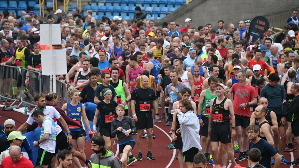 Thousands take part in Birmingham Marathon - BBC News