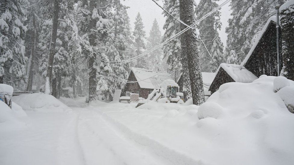 US Snowstorm: Thousands of homes without power after huge blizzard hits ...