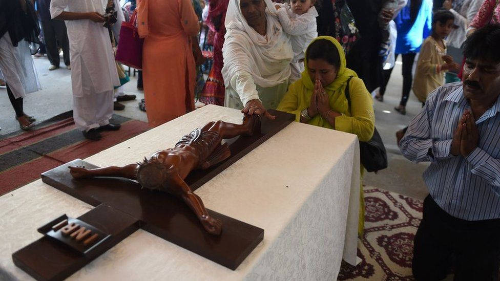 Pakistani Christian worshippers attend Mass to mark Good Friday at St Anthony's Church in Karachi on 25 March 2016.