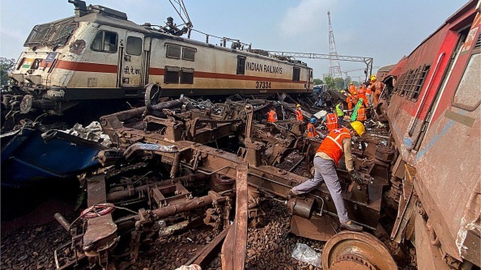 Vagonët e dëmtuar shihen në vendin e aksidentit të një përplasjeje tre trenash pranë Balasore, rreth 200 km (125 milje) nga kryeqyteti i shtetit Bhubaneswar, më 3 qershor 2023.
