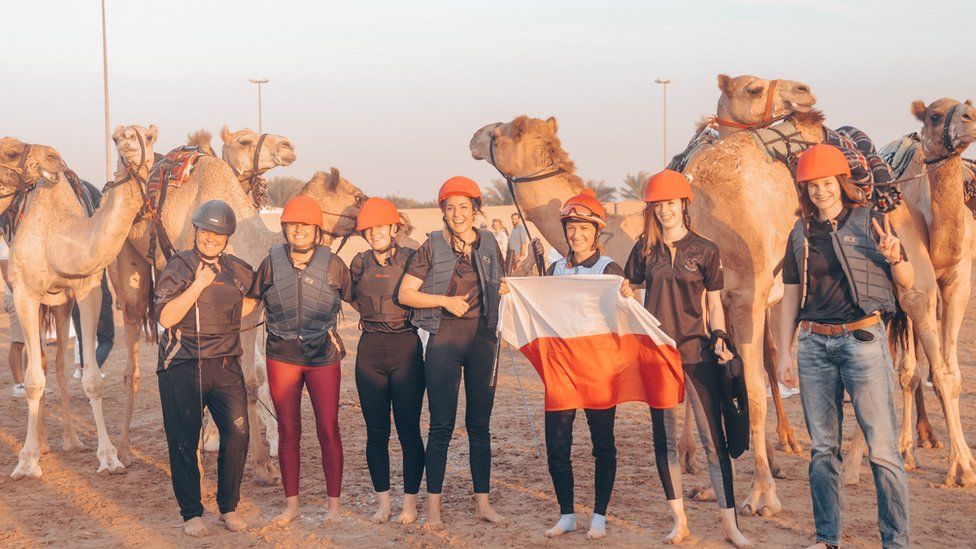 Женщины со своими верблюдами в пустыне