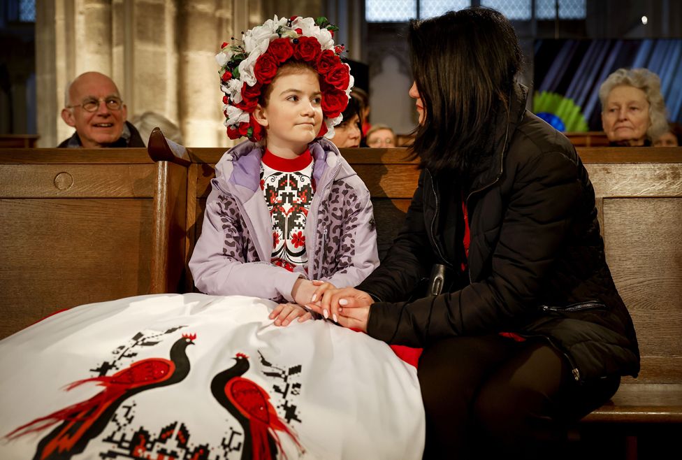 Menschen nehmen an einem nationalen Gebet für den Frieden in der Ukraine in der Kathedrale in Utrech teil