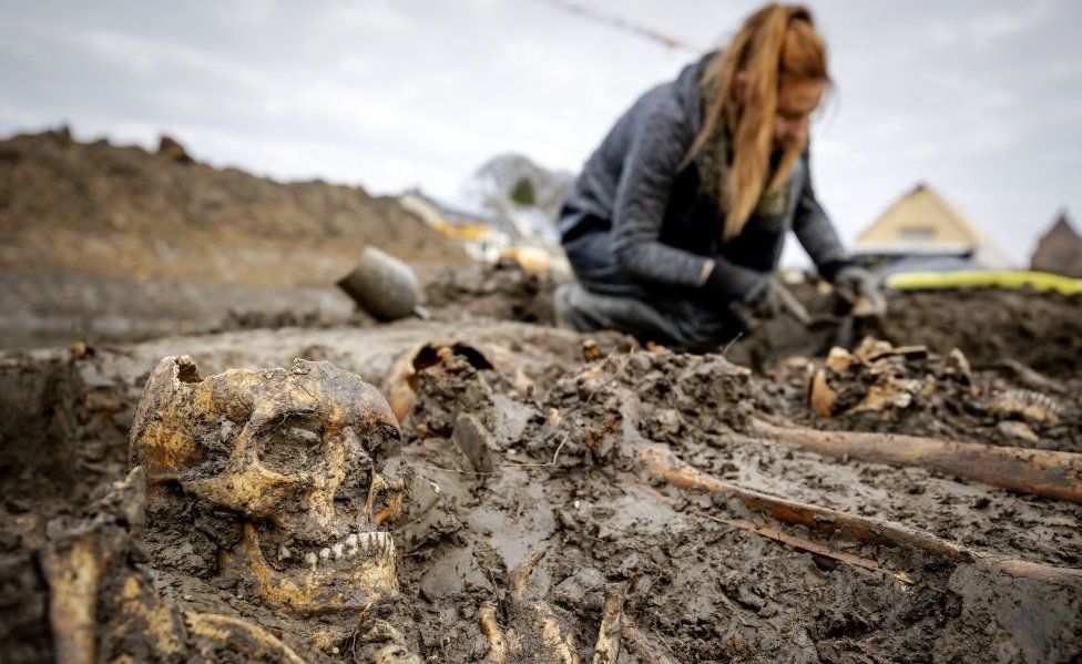 Dutch 18th Century mass grave: Skeletons in Vianen were British soldiers - BBC News