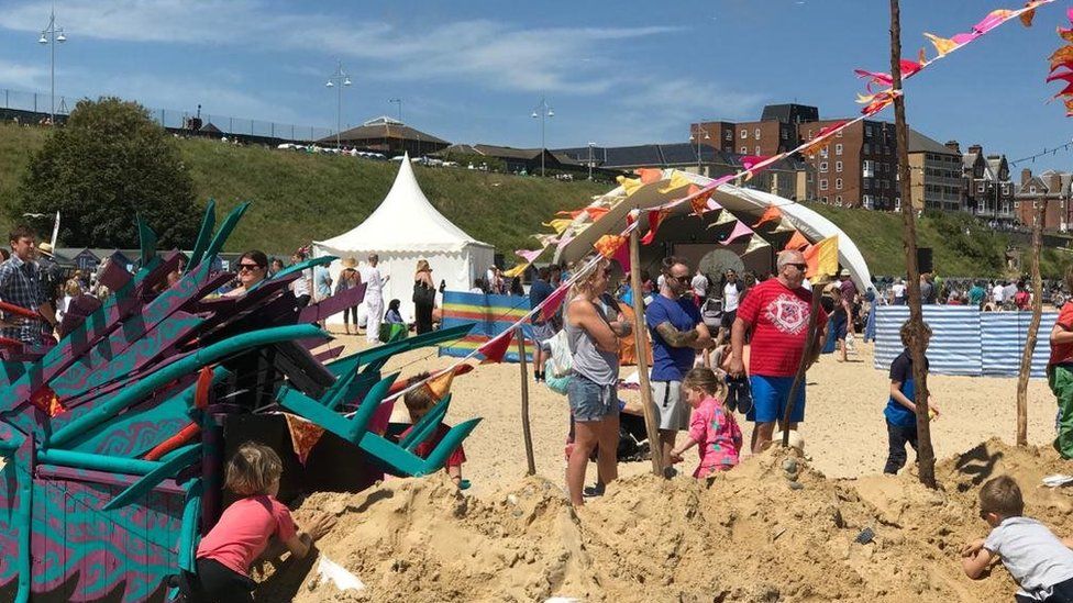 Lowestoft First Light Festival: New event gets under way - BBC News