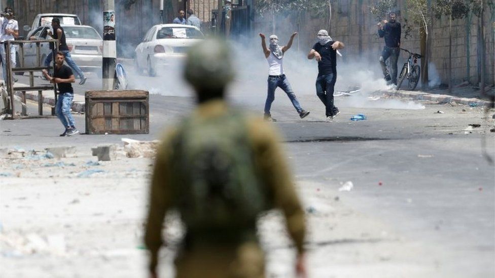 Palestinian stone-throwers face Israeli soldier near Nablus (19/05/17)