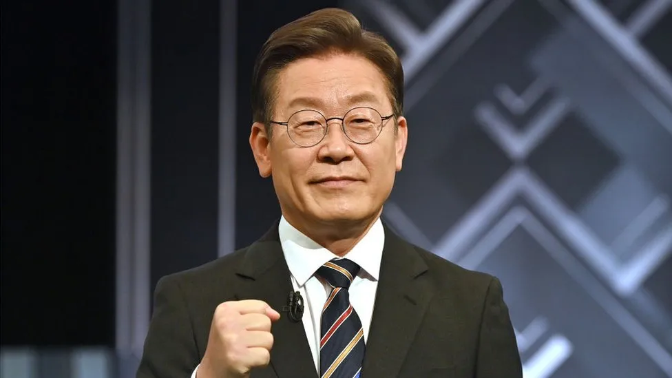 SOUTH KOREAN OPPOSITION LEADER STABBED 🚨