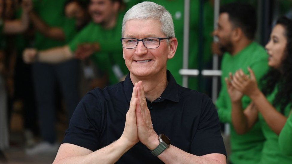 Главный исполнительный директор Apple Тим Кук жестикулирует во время открытия первого розничного магазина Apple в Индии, Мумбаи, 18 апреля 2023 г.