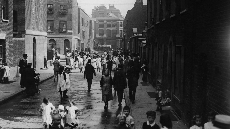 12th September 1911: Schoolboy strikers in Bath Street, Shoreditch, London