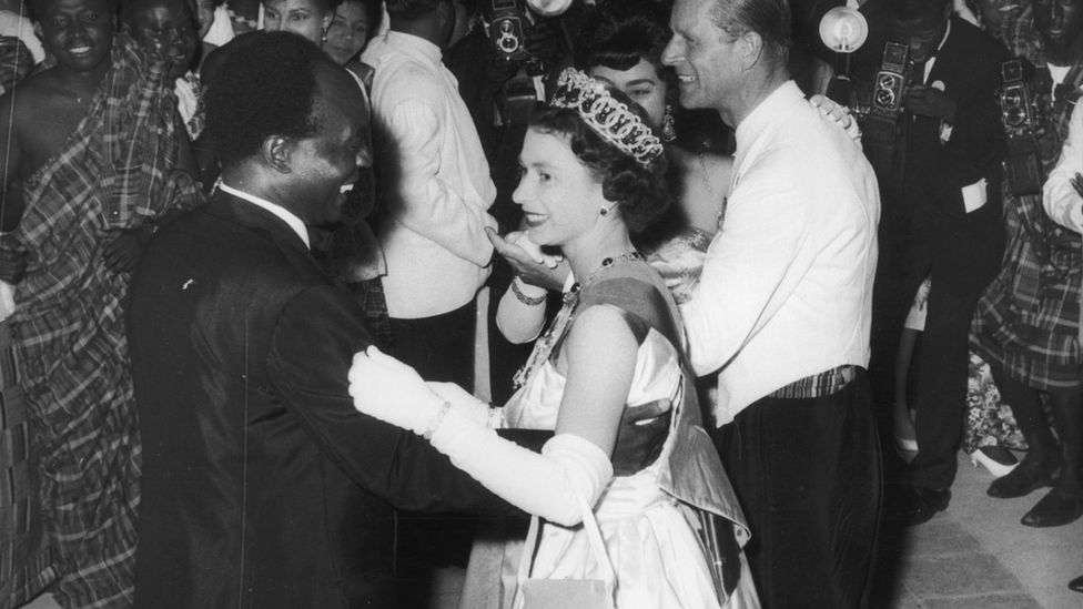 La reine Elizabeth avec le premier président du Ghana après l'indépendance, Kwame Nkrumah,
