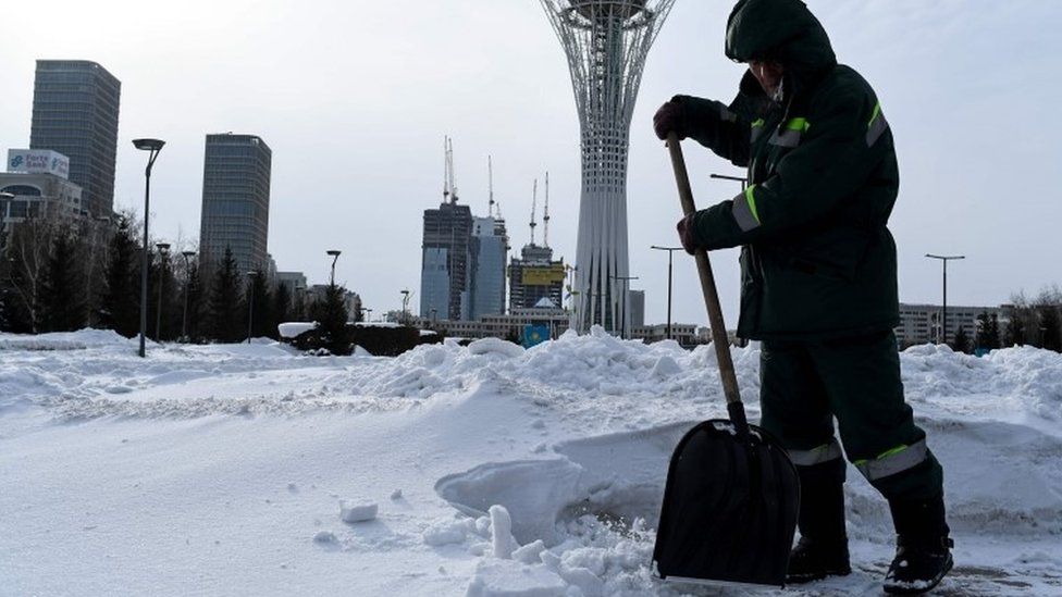 A street cleaner removing show in front of the Baiterek monument in downtown Astana (22 January 2017)