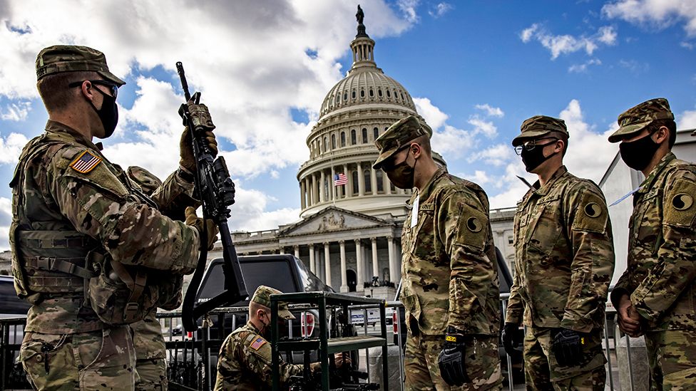 Солдатам Национальной гвардии выдаются винтовки M4 и боевые патроны на восточном фронте Капитолия США - 17 января 2021 г.