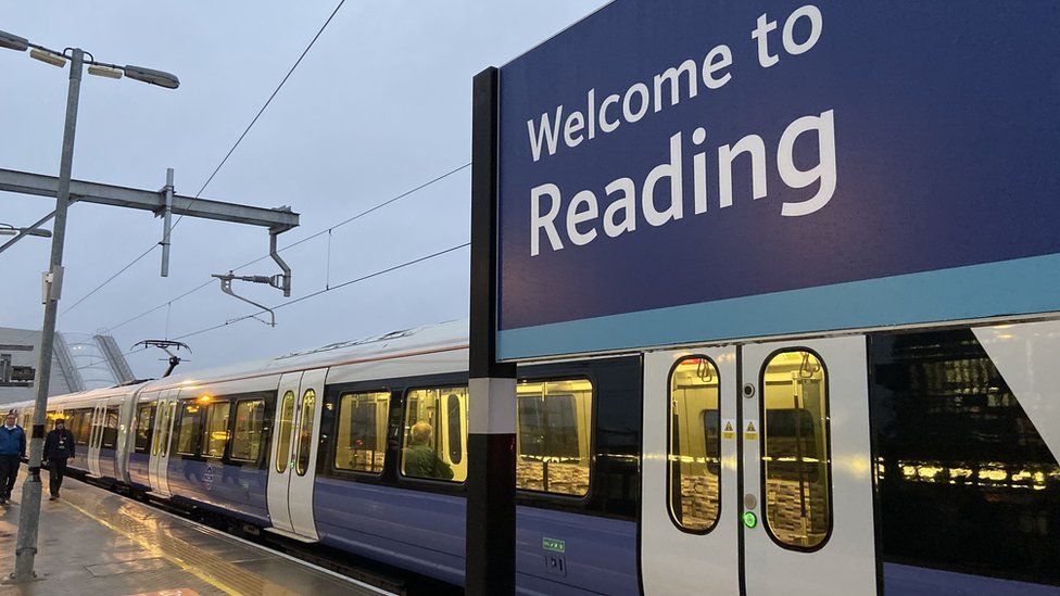 Elizabeth Line: Reading-London Paddington services start - BBC News