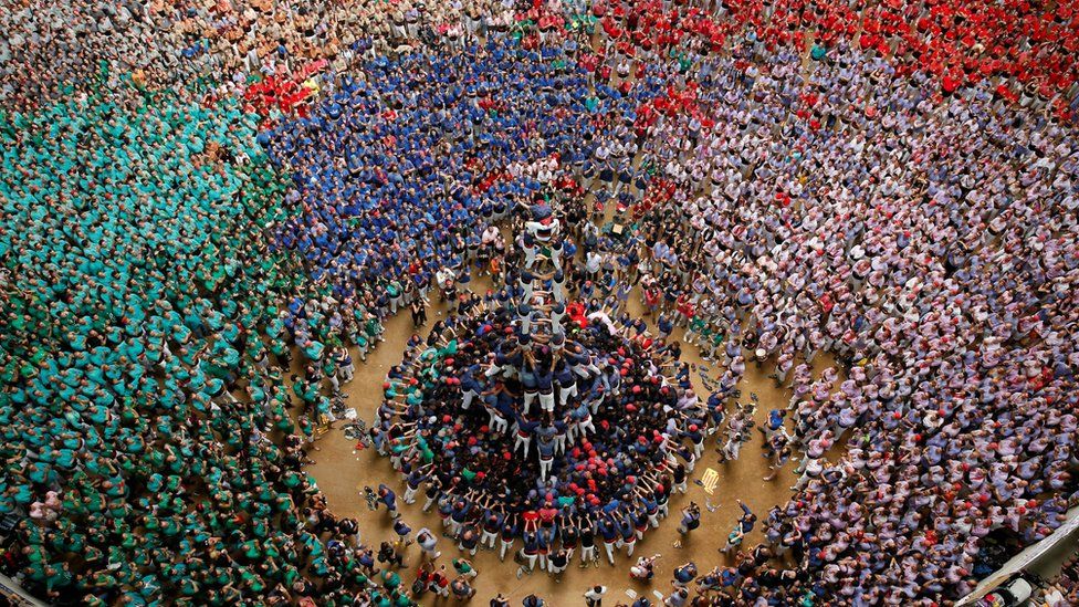 In pictures: Tarragona's human tower competition - BBC News