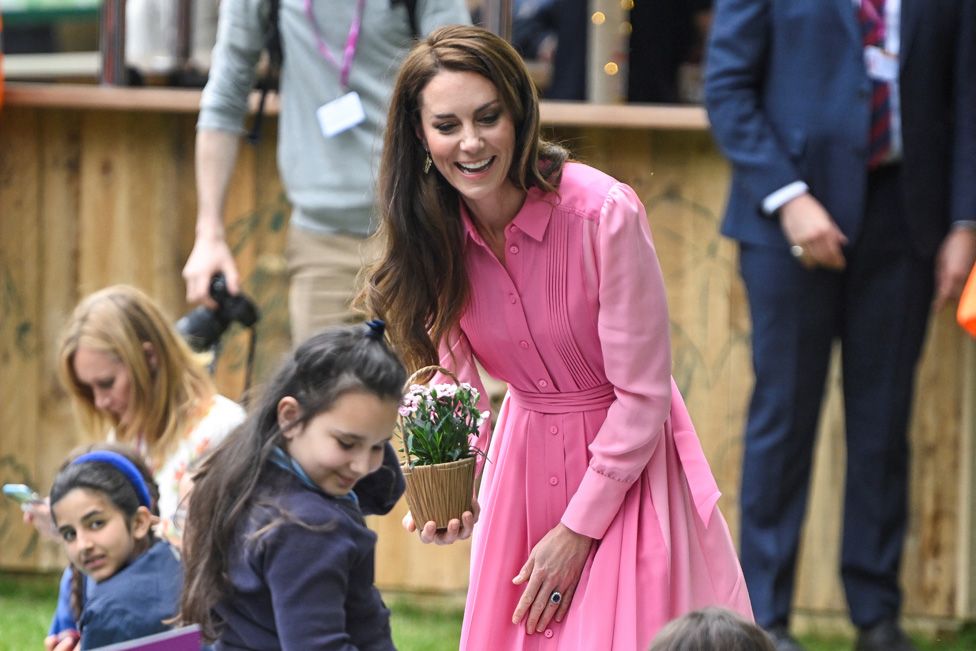 Кэтрин, принцесса Уэльская, устраивает детский пикник в недавно созданном саду на выставке цветов в Челси в Лондоне, Великобритания, 22 мая 2023 года.