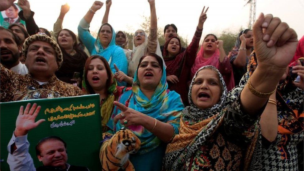 Supporters of the ruling Pakistan Muslim League (Nawaz) (PML-N) chant slogans outside the accountability court where Nawaz Sharif appeared to face corruption charges filed against him, in Islamabad, Pakistan November 3, 2017.