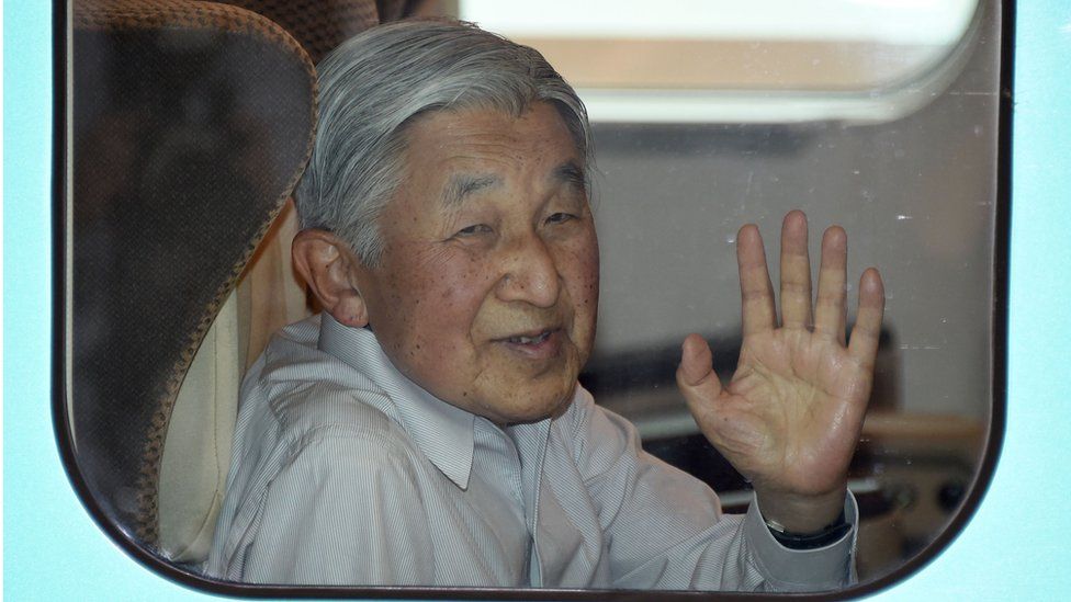 Emperor Akihito waves from a bullet train in Tokyo (25 July 2016)