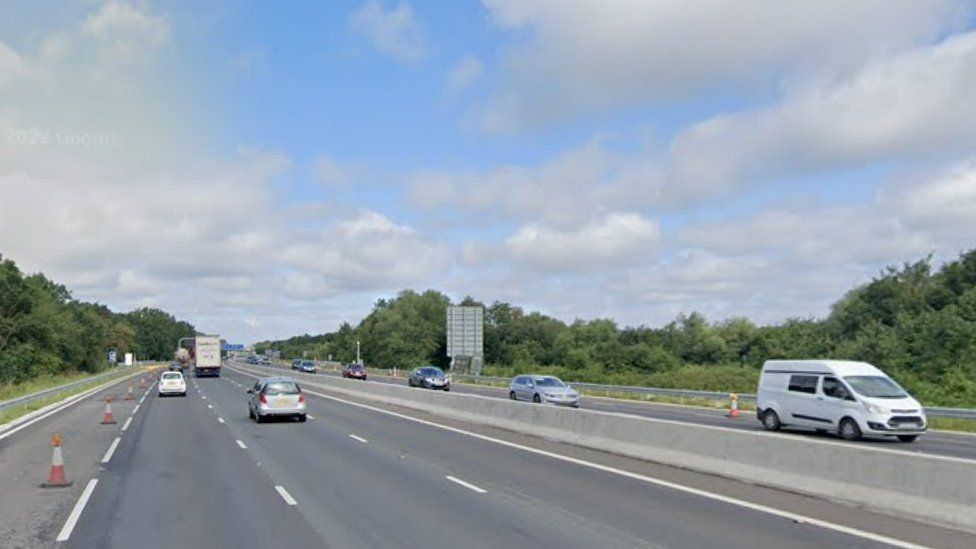 M4 Berkshire: Drivers warned of motorway closure - BBC News