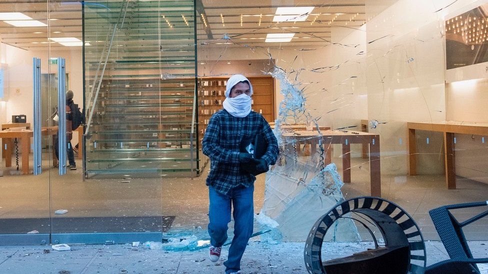 Looter running away from Apple store in Los Angeles
