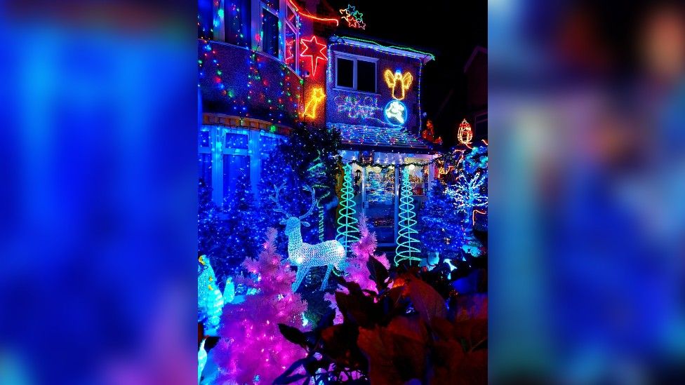 'Mr Christmas' lights switched off for last time in Croxley Green BBC