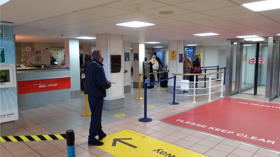 silbar Maldición Perth Blackborough Covid-19: Jersey relaxes border restrictions for some UK arrivals - BBC News