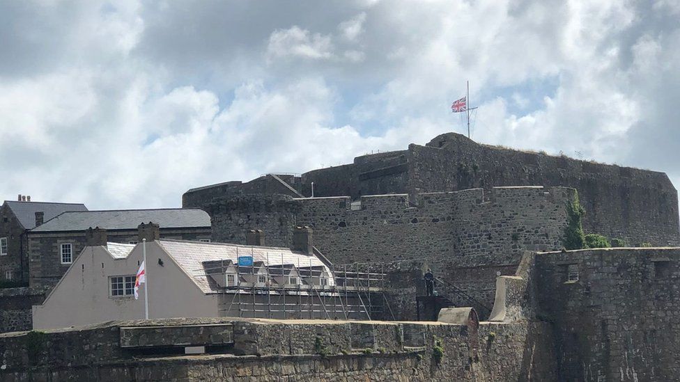 Флаги Castle Cornet приспущены