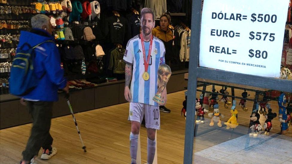 Cardboard cut-out of Lionel Messi next to exchange rate sign in Buenos Aires, 26 April 2023