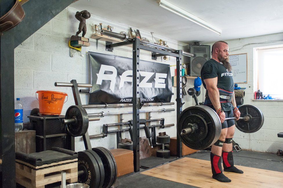 The extreme lifestyle of a strongman BBC News